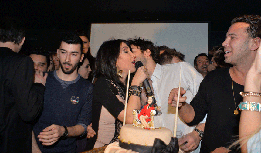 Hande Yener bu haberle yıkıldı!