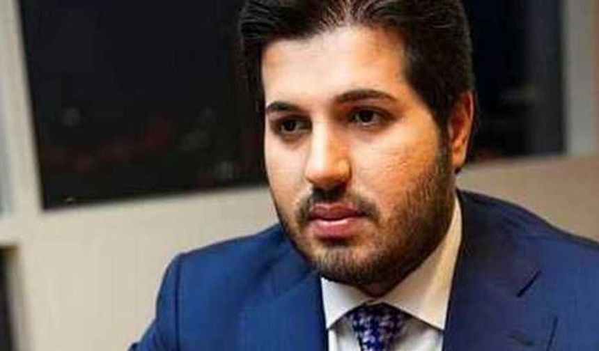 Reza Zarrab&#039;ın telefonundan çıkan fotoğraflar şok etti!
Metropolitan Cezaevi’nden siyah minibüs ile getirilen Zarrab&#039;ın, mahkeme salonuna kirli sakalı ve koyu lacivert cezaevi elbisesi ile girdiğini aktardı.

Reza Zarrab&#039;ın telefonundan çıkan fotoğraflar şok etti!
Zarrab, yerine oturduktan sonra salonun arka bölümünde oturan 30 kadar izleyiciye bakarak, Türk avukatı Şeyda Yıldırım’a selam verdi. DHA&#039;nın haberine göre; Zarrab&#039;ın ayaklarının da zincirli olduğu görüldü.