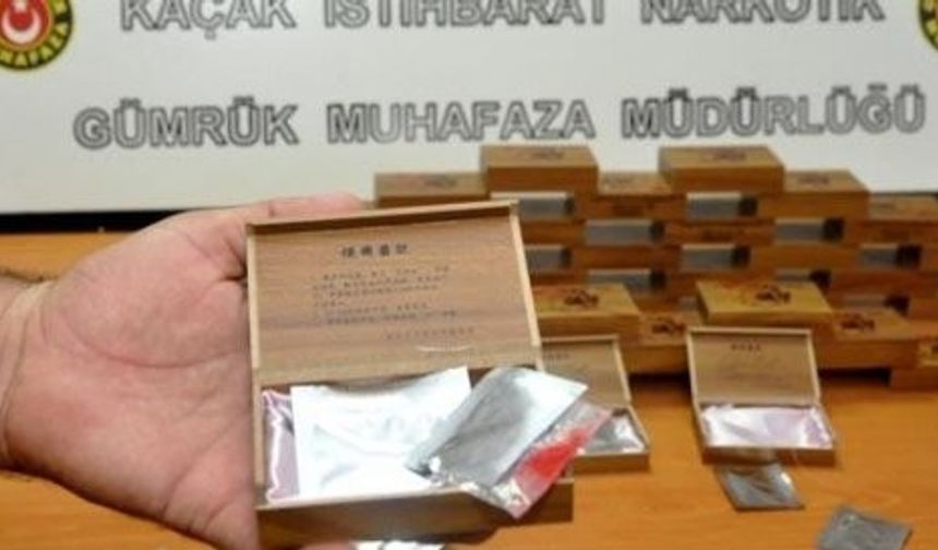 Antalya Gümrük Muhafaza Müdürlüğü ekipleri, Çin&#039;de üretilen ve gümrük vergisi ödenmeden Türkiye&#039;ye sokulmak istenen, ambalajlar içinde 45 &#039;yapay kızlık zarı kanı&#039;na el koydu. Türkiye&#039;de çok az bilinen yapay kızlık zarı kanının, özellikle Arap ülkelerinde rağbet gördüğü belirtildi.
