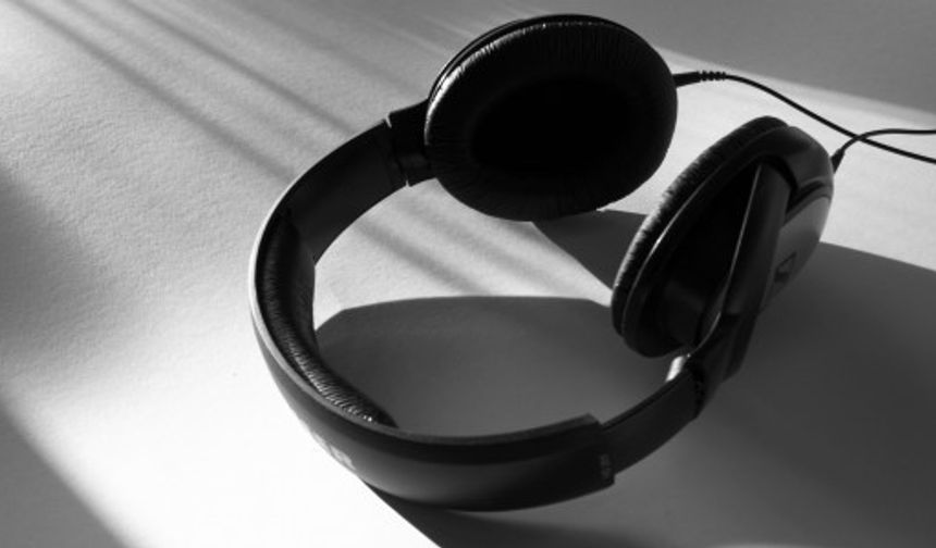 Nouman Ali Khan, müzik dinlemenin tehlikelerini anlatıyor. Tamam, benim belirli bir kültüre veya müzik tarzlarına vs. vs. karşı önyargım yok Benim başlı başına müziğe güçlü bir itirazım var. Bunun bazı bilimsel açıklamaları var. Ama ben size neye ikna olduğumu göstereceğim Bence günümüzde, muhtemelen müziğin en kolay anlamlarından biri ahlâkın bozulması Günümüzde, müzik işitsel pornografidir. Öyle…