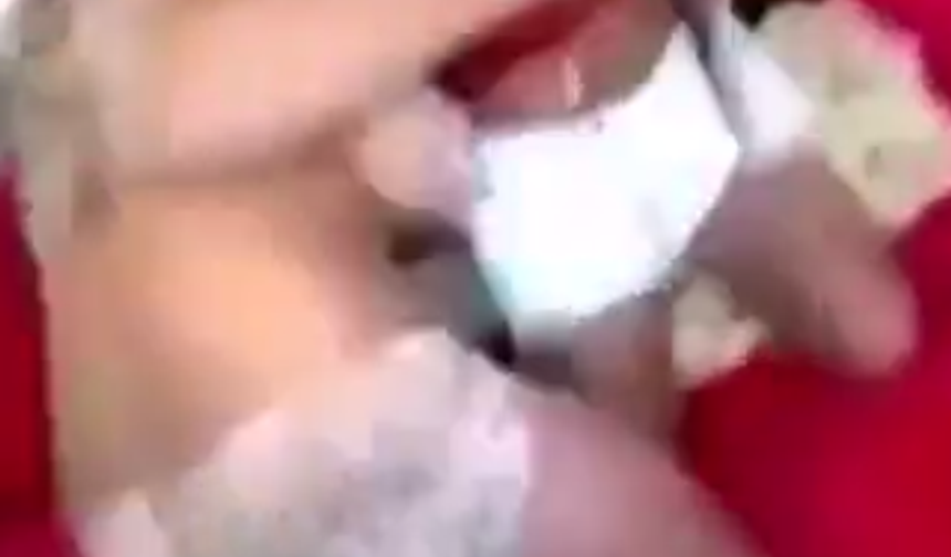 KIZININ ÇIPLAK FOTOĞRAFLARINI GÖREN ANNE BİR ANDAN KIZINI DÖVMEYE BAŞLADI VE BİDAHA BU EVE GELME DİYEREK KIZI EVDEN DIŞARI ATTI..!