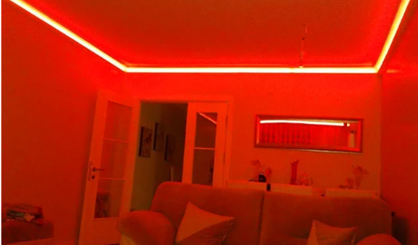 3. Ortamın ambiyansını bir anda değiştiren kırmızı aydınlatma

Led ışık olursa daha garanti tabii. Normal lamba olsa bile eğer rengi kırmızıysa başka bir şey düşünme ihtimali hızla azalıyor zaten. Suç bizim mi şimdi, lütfen söyleyin!