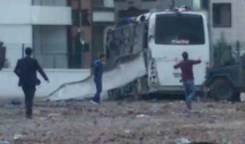 Saldırı, merkez Bağlar İlçesi’nin kent merkezine yaklaşık 20 kilometre uzaklıkta bulunan Şanlıurfa karayolu üzerindeki Bağcılar Mahallesi’nde bugün saat 17.00 sıralarında meydana geldi. Diyarbakır’a başka illerden takviye olarak gelen polisleri taşıyan Çevik Kuvvet’e ait zırhlı midibüs, Evrim Alataş Caddesi üzerinde kavşağı döndüğü sırada, teröristler yol kenarına park ettikleri bomba yüklü aracı uzaktan kumanda ile infilak ettirdi.

GALERİNİN DEVAMI İÇİN TIKLAYINIZ...