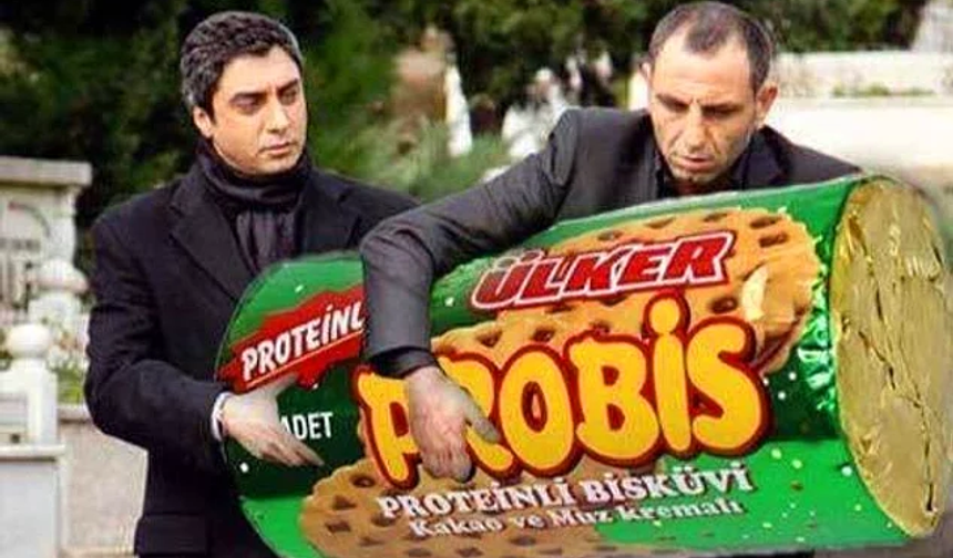 Markette sessiz sedasız durur rafında; Çokoprens mi, Probis mi derken elin ona gider illaki.