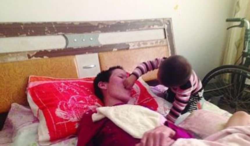 Annesini komadan çıkaran Çinli küçük çocuk, her gün annesini kuş gibi besleyerek hayata tutunmasını sağladı.