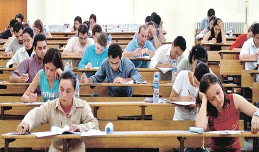 Üniversiteye giriş sınavlarında 2019’a kadar köklü değişiklikler yapılması hedefleniyor. Düzenleme kapsamında Yükseköğretime Geçiş Sınavı (YGS) ile Lisans Yerleştirme Sınavları’nın (LYS) yılda birkez yerine birkaç defa yapılması gündemde. Buna göre YGS’ler Ekim, Ocak ve Mart aylarında yılda 3 kez gerçekleştirilecek. Adaylar isterlerse sınavların hepsine ya da birine girebilecek. Yeni modelin ilk sinyalini Başbakan Binali Yıldırım verdi.
