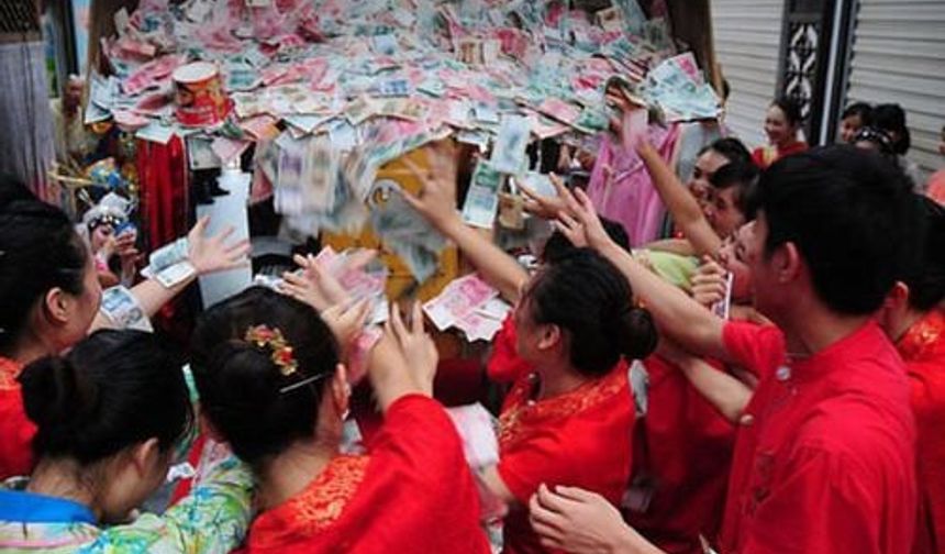 Çin&#039;de Hangzhou Tema Parkı&#039;nda çalışanlara fortklifle bahşiş dağıtıldı...