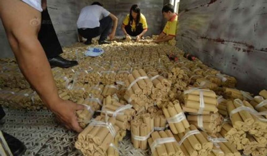 Dün Çin&#039;in Shenyang kentinde çok ilginç bir olay yaşandı. 110 bin dolarlık araba satın almak isteyen bir adam ödemenin 106 bin dolarını (660000 Yuan) madeni parayla yapmak isteyince herkes hayretler içinde kaldı...