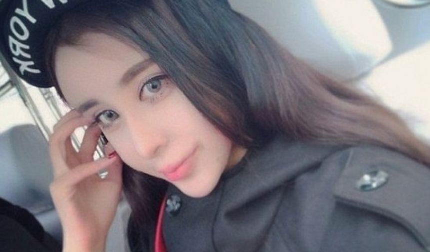 News.com.au sitesinde yayınlanan habere göre, Çin’in Henan eyaletinde yaşayan Lee Hee Danae, eski erkek arkadaşını geri kazanmak için bir dizi estetik ameliyat geçirdi. 15 yaşında olmasına rağmen vücudunda aşırı estetik bulunan kız, bu sayede ‘Çin’in Facebook’u’ olarak da bilinen Weibo’da tam 400.000 takipçi toplamayı başardı. Sosyal medya’da fotoğraflarının altına en çok gelen yorum ise artık onun lakabı oldu.