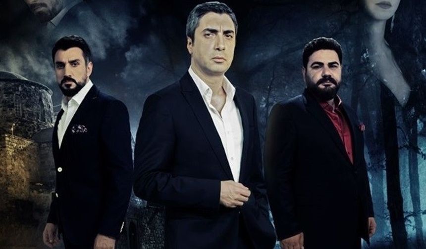 Canlı yayında konuşan Varol, “Kurtlar Vadisi Pusu ya da artık hangi ismi alacaksa o dizi artık yok. O dizi çekilmeyecek. Bunu ilk kez buradan açıklıyoruz. Kesin bilgi. Kurtlar Vadisi bu sezon itibariyle artık yok” ifadelerini kullandı.