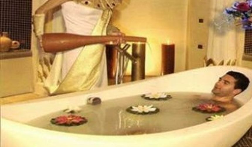 Guyana&#039;da banyoda seks yaparken yakalanan çiftler önce boyanıyor sonra da bir eşeğin arkasına bağlanarak şehirde gezdiriliyor.