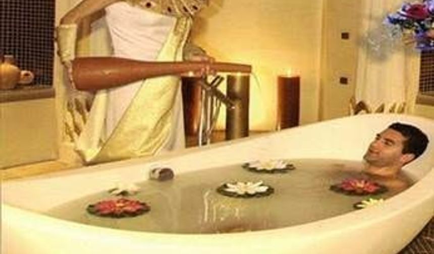 Guyana&#039;da banyoda seks yaparken yakalanan çiftler önce boyanıyor sonra da bir eşeğin arkasına bağlanarak şehirde gezdiriliyor.