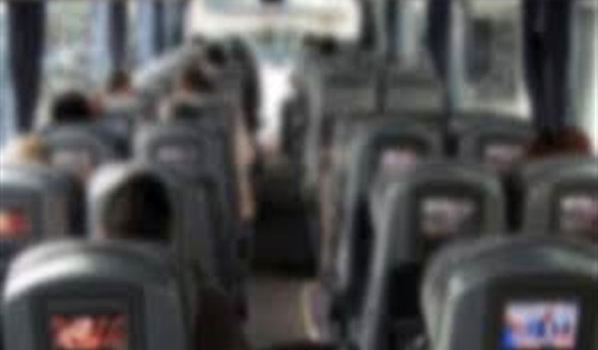 Sosyal medya platformu Ekşisözlük’te yer alan bir iddia iddiaya göre dün 19:15’te Muğla’dan İstanbul’a hareket eden Metro Turizm’e ait otobüste iğrenç bir olay yaşandı. Üniversite öğrencisi C.D., İstanbul’da bulunan arkadaşının yanına gelmek üzere otobüse bindi. İddiaya göre C.D. uyurken, yanında mastürbasyon yapan otobüs muavininin spermleri yüzüne geldi. C.D. olayı jandarmaya bildirdi. Soyadı öğrenilemeyen G. isimli muavin gözaltına alındı.

ERKEK ARKADAŞININ YANINA GELİYORDU

Olay 24 Mayıs günü yaşandı. Büyük bir otobüs firmasına ati ait otobüs Muğla’dan İstanbul’a gelmek üzere hareket etti. Üniversite öğrencisi C.D. de, İstanbul’da bulunan arkadaşı Kerem G.’nin yanına gelmek üzere yola çıktı.