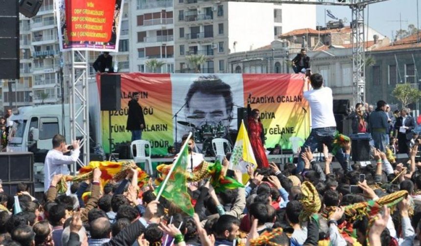 &quot;NEVRUZ ETKİNLİKLERİMİZ YASAKLANIYOR&quot;
İstanbul Valiliği&#039;ne gerekli başvuruları yaptıklarını belirten Komite Başkanı Suat Çorlu, &quot;Valilik ne 20&#039;sinde ne 21&#039;inde İstanbul sınırları içinde gerçekleştirilecek bir Nevruz etkinliğine izin vermeyeceğini duyurdu. Ülkenin farklı yerlerinde farklı gerekçelerle şu anda Nevruz etkinliklerimiz yasaklanıyor. Bazı yerlerde günle ilgili bazı yerlerde Mardin gibi 1 aylık yasaklarla Nevruz etkinlikleri engellenmek isteniyor. Valiliğin bize bildirimde bulunduğu karar şöyle: Talebiniz, ülkemiz ve bölgemizde meydana gelen terör saldırıları ve toplumda oluşan hassasiyet dikkate alındığında provakatif eylem ve olaylar meydana gelebileceği, açık hava toplantısına katılacaklar da dahil halkın huzur, güvenlik ve esenliğinin kamu güvenlik ve düzeninin bozulmasına sebebiyet verebileceği değerlendirerek 5442 sayılı İl İdaresi Kanunun 11/c maddesi ve 2911 sayılı Toplantı ve Gösteri Yürüyüşleri Kanunu&#039;nun 17. maddesi çerçevesinde uygun görülmemiş, yasaklanmıştır&quot; diye konuştu