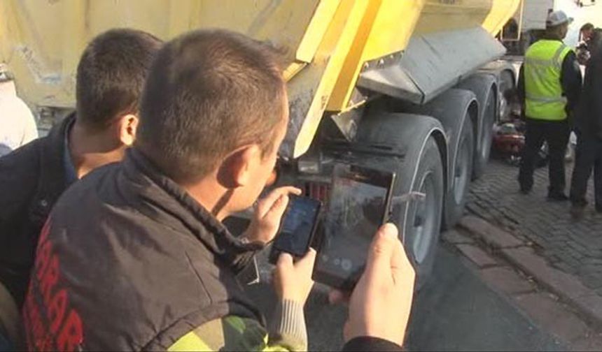 Kaza, saat 14.00 sıralarında merkez Meram ilçesi Beyşehir Çevre Yolu üzerinde bulunan Konya Şeker Fabrikası’nın hafriyat kamyonlarının giriş-çıkış yaptığı kapıda meydana geldi. Edinilen bilgiye göre, Nejdet Utku Özdemir’in (17)kullandığı 42 CIS 47 plakalı motosiklet, dorsesindeki hafriyatı boşaltmak üzere fabrikaya doğru seyir halinde olan Adem B. (45) yönetimindeki 42 BA 885 TIR&#039;ın altında kaldı. Kazada genç motosiklet sürücüsü başında kaskı olmasına rağmen tekerlerin altında ezilerek olay yerinde feci şekilde hayatını kaybetti.