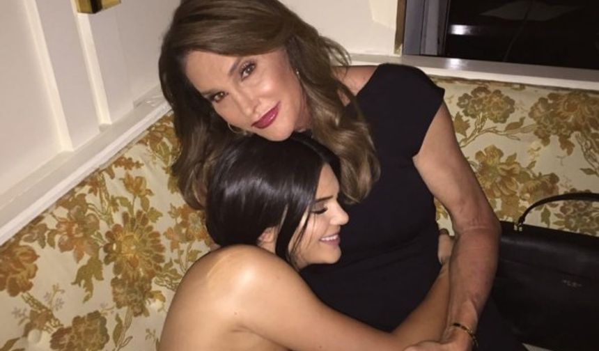 Kardashian Jenner ailesinin küçük üyesi Kendall Jenner, babası Caitlyn Jenner’ın cinsiyet değiştirerek kadın olması hakkında muhteşem yorumunda bulundu.