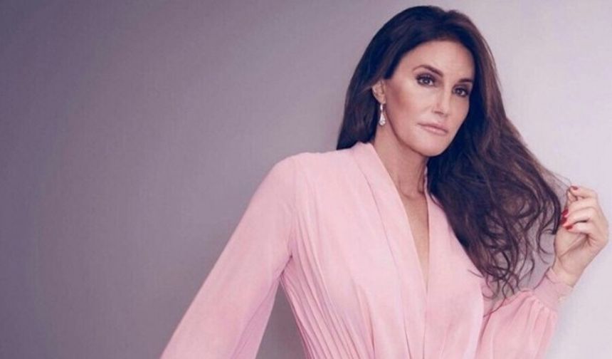 Kendal Jenner, ameliyatla kadın olan babası Caitlyn Jenner için “Yaptığı şeyin muhteşem olduğunu düşünüyorum. Nasıl isterse öyle yaşamayı seçti” dedi. Genç yıldızın, cinsiyet değiştiren babası hakkındaki bu açıklaması Amerikan basınında geniş yer buldu.