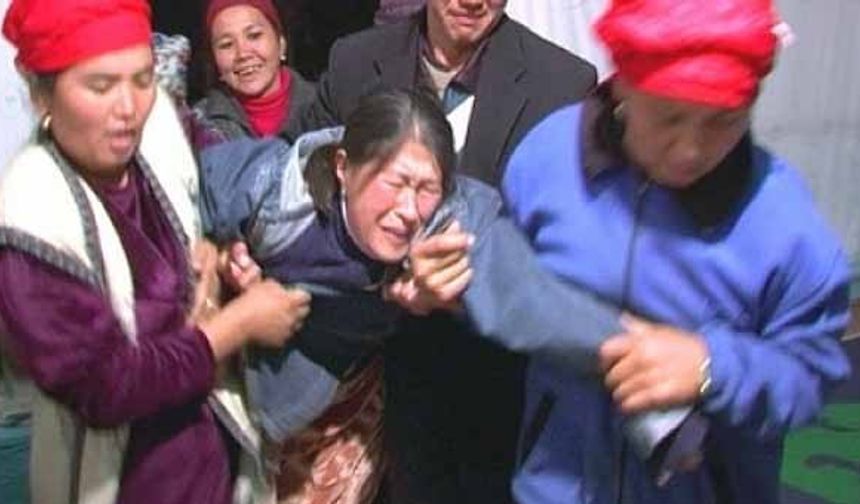Kazakistan’daki kız kaçırma geleneği ülkedeki insan hakları savunucularının tepkisini çekiyor.