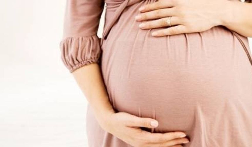 İngiltere&#039;de yaşandığı iddia edilen olayda 14-15 yaşlarındaki bir kızda durup dururken hamilelik belirtileri başlayınca başına gelmeyen kalmadı. Karnı hafiften şişen kızın, kusma nöbetleri başladı. Sabahları yataktan da çok zor kalkınca annesi durumdan iyice şüphelenmeye başlayınca olay iyice büyüdü.