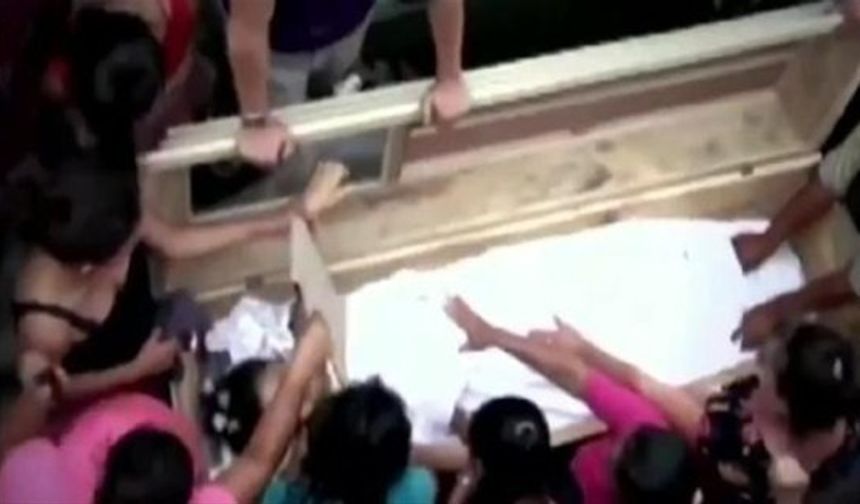 Primer Impacto televizyonunun haberine göre, 3 aylık hamile olan Neysi Perez adlı 16 yaşındaki bir genç kız gece yarısı evin dışındaki tuvalete giderken bilinmeyen bir nedenle hayatını kaybettikten sonra La Entrada Genel Mezarlığı’nda tabutuyla beraber beton bir mezara gömüldü.