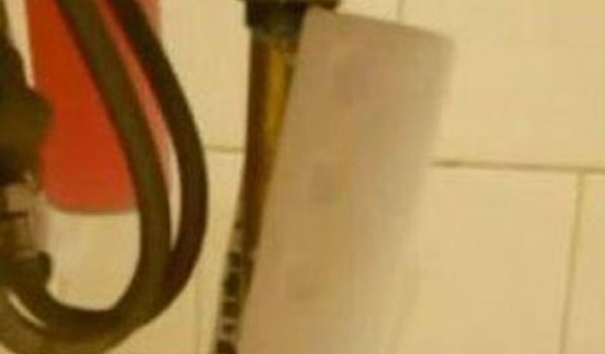 Kağıt havlu rulosuna yaslanan telefonun tuvaleti görecek şekilde ayarlandığı ve kayıt halinde olduğu belirtildi.