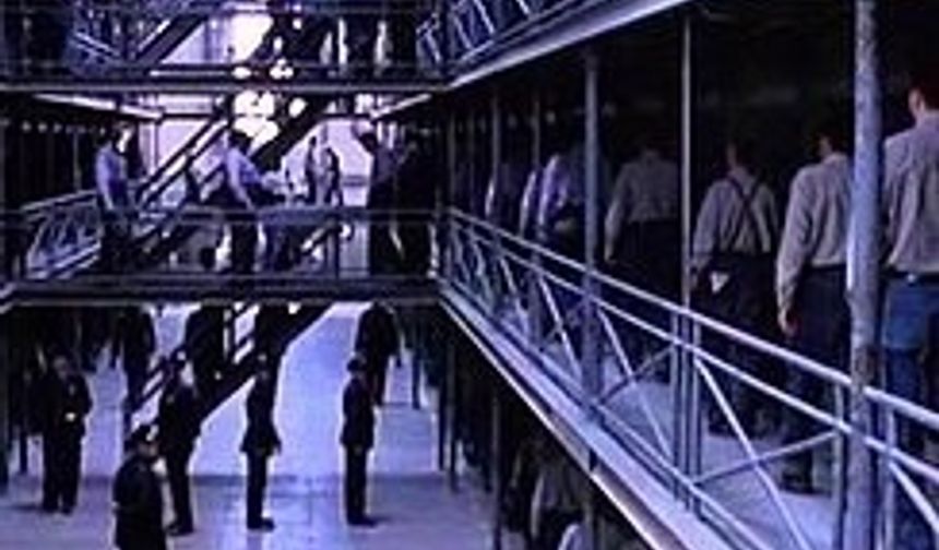 Bir ekşisözlük yazarının kaleme aldığı bu yazı adaletin eninde sonunda nasıl tecelli ettiğini gösterir nitelikte. Münevver&#039;in katili Cem Garipoğlu&#039;nun neden kendini astığını da bu yazıyı okuduktan sonra daha iyi anlayacaksınız. Yazının kritik bölümünü aşağıda paylaşıyoruz... Özgecan, kahreden bir cinayete kurban gitmiş genç kızımız. çağ üniversitesinde psikoloji bölümü öğrencisi.