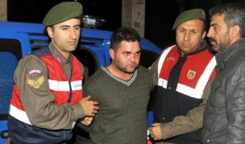 Cezaevindeyken uğradığı silahlı saldırı sonucu öldürülen Özgecan’ın katili, 4 gündür gömülemedi. Katilin cenazesi için KKTC’de kimsesizler mezarlığına defnedilmesi önerisi ortaya çıkınca Kıbrıslı Türkler de ayağa kalktı.
Mersin’de üniversite öğrencisi Özgecan Aslan’ı evine gitmek üzere bindiği minibüste tecavüze yeltenip hunharca katleden minibüs şoförü Ahmet Suphi Altındöken’in tutulduğu yüksek güvenlikli cezaevinde tabancayla öldürülmesinin ardından Altındöken’in defin krizi sürüyor. Özgecan’ın katilinin cenazesi Mersin, Tarsus ve Adana’da dolaştırıldı, ancak defnedilemeyince ortada kaldı.

GALERİNİN DEVAMI İÇİN TIKLAYINIZ...