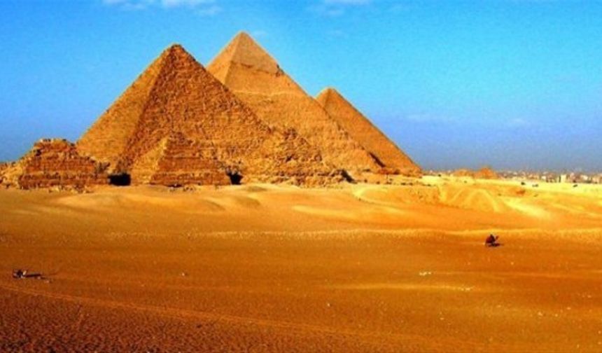 Avusturyalı bilim adamları önemli bir bulguya ulaştı. Amsterdam Üniversitesi araştırmacılarının gizemli Mısır Piramitleri&#039;nde yaptıkları araştırmada ıslak kum bulunduğu ve bu bileşenin piramit yapımına karşı önemli bir ipucu olduğu belirtildi.