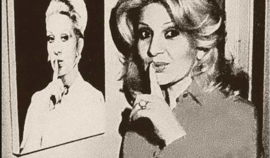 “1976 senesinin yazıydı. Şişli&#039;de yaşıyordum. Babam Subay Emeklisi, annem ise terziydi. Turizm işimle ilgili Almanya&#039;dan döndüğüm gün Cağaloğlu&#039;ndaki İstanbul Reklam Ajansı beni aradı.