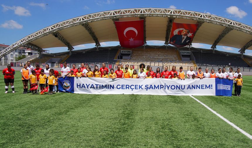 Avcılar'da Anneler sahada, evlatlar tribündeydi