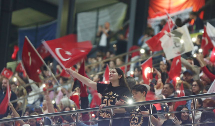 Küçükçekmece’de 19 Mayıs coşkusu sokaklara taştı
