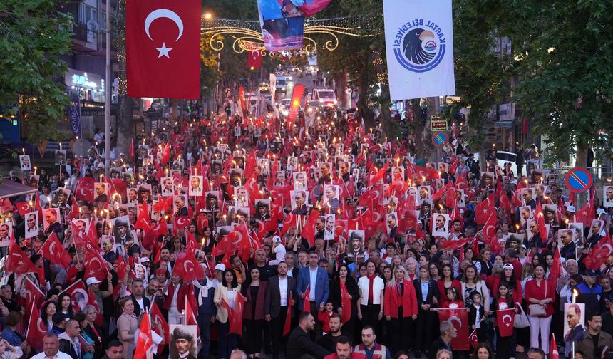 Kartal’da meydanlar doldu, bayraklar yüksekte taşındı