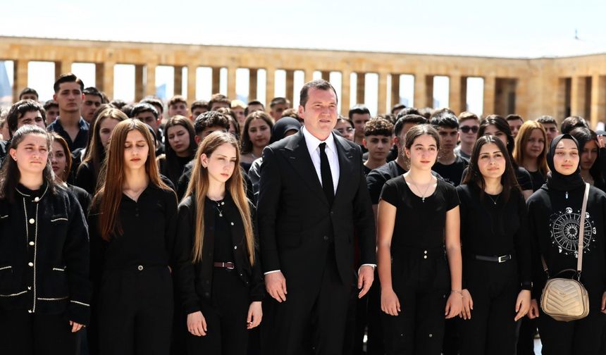 Balcıoğlu'ndan öğrencilerle Anıtkabir'e ziyaret