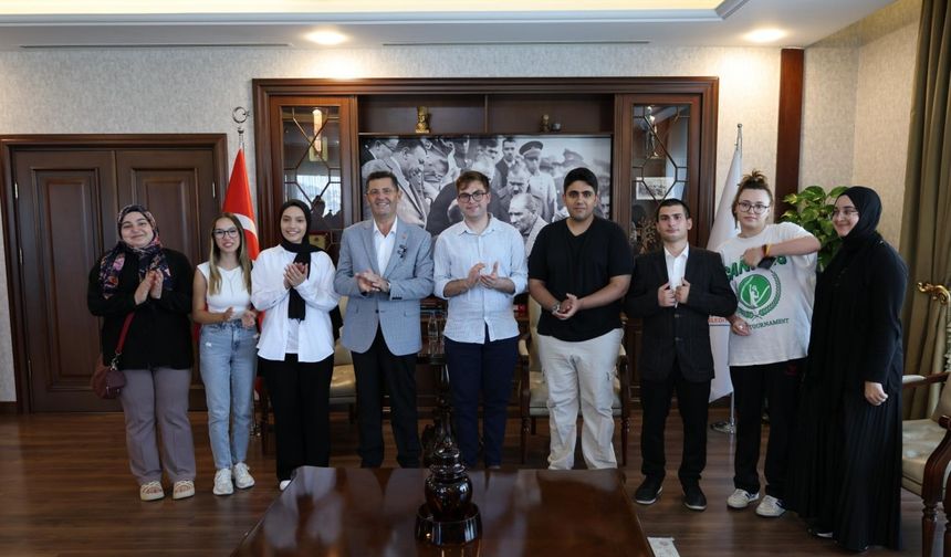 Çekmeköy’de Eğitimde Büyük Başarı: Şampiyon Öğrencilerden Başkan Çerkez’e Ziyaret