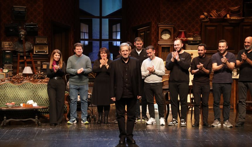 İBB Şehir Tiyatroları’ndan Sezonun Yeni Oyunu: “Kahvaltıya Kalsana” Sahneye Çıktı