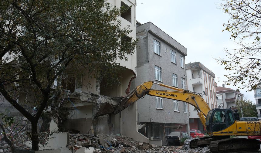 Belediye–Vatandaş İş Birliğiyle “Çok Riskli” Bir Yapı Daha Yıkıldı