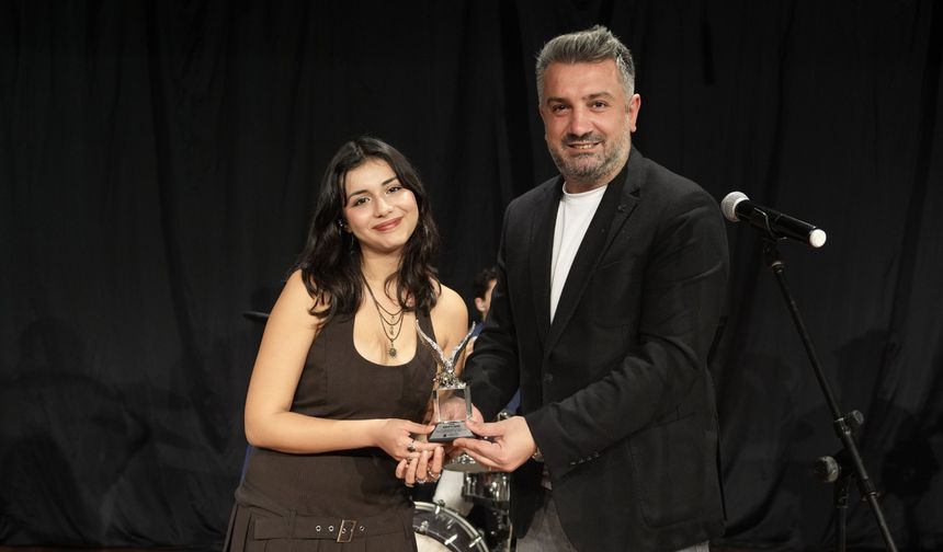 GRUP FLAKES UĞUR MUMCU KÜLTÜR MERKEZİNDE ŞARKILAR SÖYLEDİ