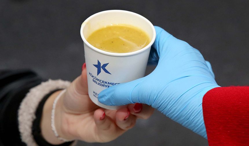 Soğuk Havada Sıcak Dayanışma: Küçükçekmece’de Vatandaşlara Ücretsiz Çorba İkramı