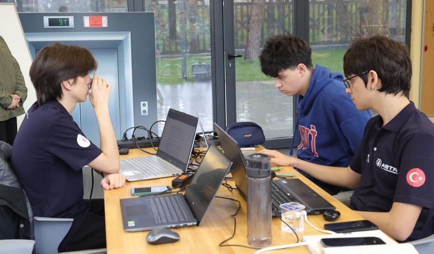 Ümraniye’de uzay teknolojileri yarıştı: Gençler 48 saatlik maratonda projelerini geliştirdi