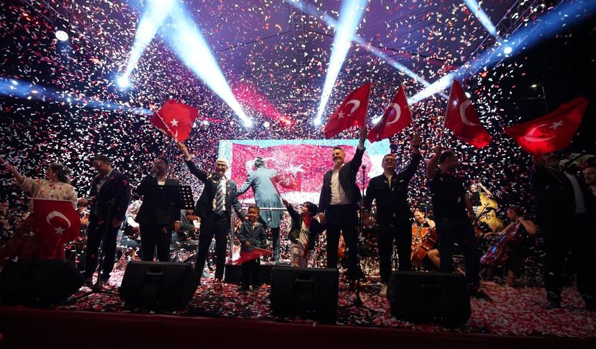 Avcılar’da 19 Mayıs Coşkusu Sahili Kırmızı Beyaza Boyadı