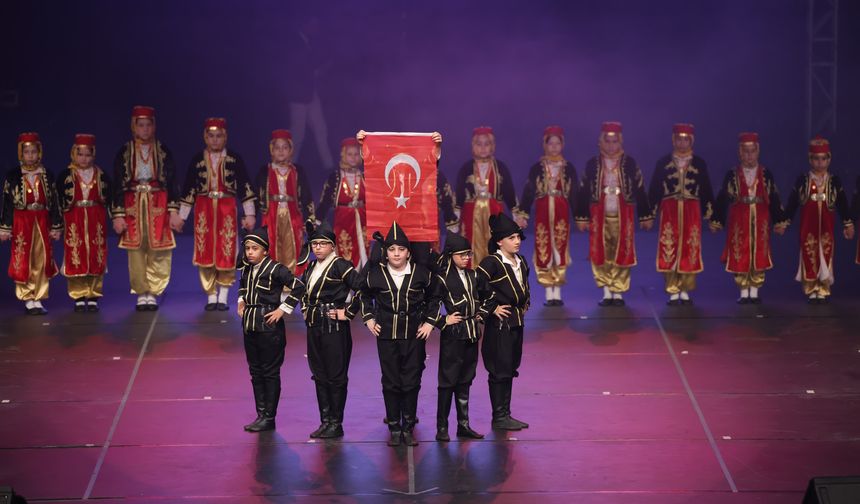 Küçükçekmece’de Halk Dansları Gecesi Büyük Beğeni Topladı