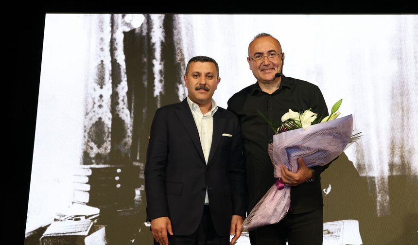 SUNAY AKIN, “CUMHURİYETE GİDEN YOL” GÖSTERİSİYLE SKSM’DE İZLEYİCİYLE BULUŞTU