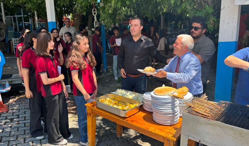 Balıkçı Kenan'dan Karneli Öğrencilere Balık Ekmek Sürprizi