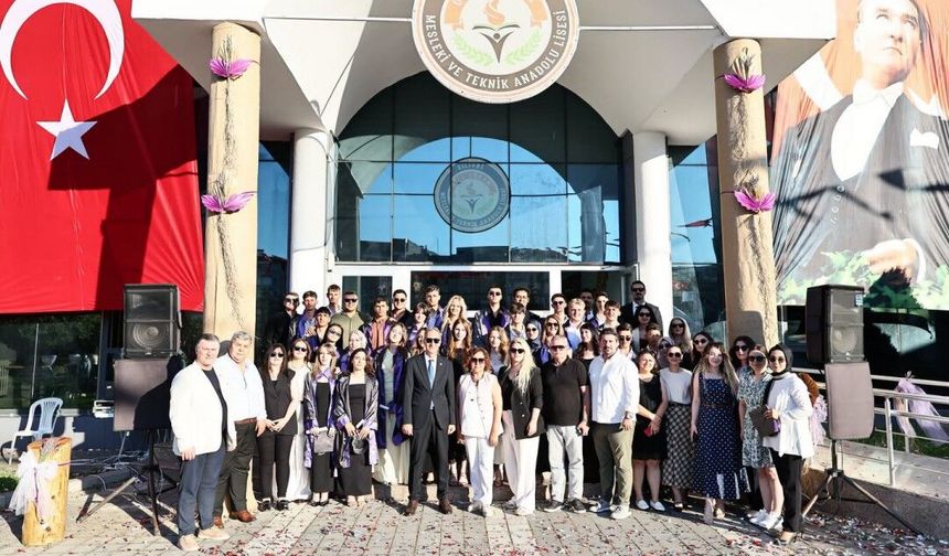 TÜRAM Mesleki ve Teknik Anadolu Lisesi'nde Mezuniyet Heyecanı