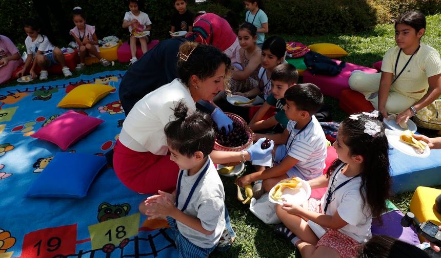 Bağcılar'da minikler doğayla iç içe kitap okuma alışkanlığı kazanıyor