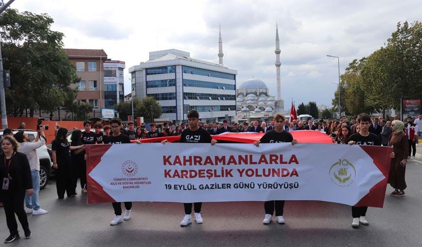 Küçükçekmece’de Kahramanlar ve Öğrenciler Aynı Kortejde Buluştu