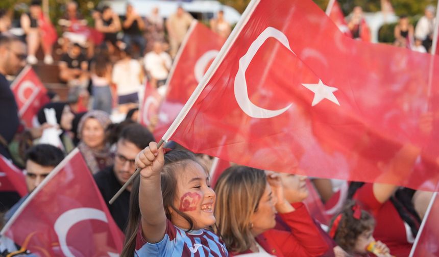KARTAL’DA ŞAMPİYONLUK GECESİ: BİNLERCE KİŞİ MEYDANDA BULUŞTU