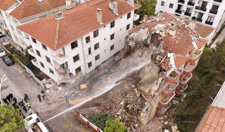 BÜYÜKÇEKMECE’DE KENTSEL DÖNÜŞÜM: 21 BAĞIMSIZ BÖLÜMDEN OLUŞAN RİSKLİ YAPILAR YIKILDI