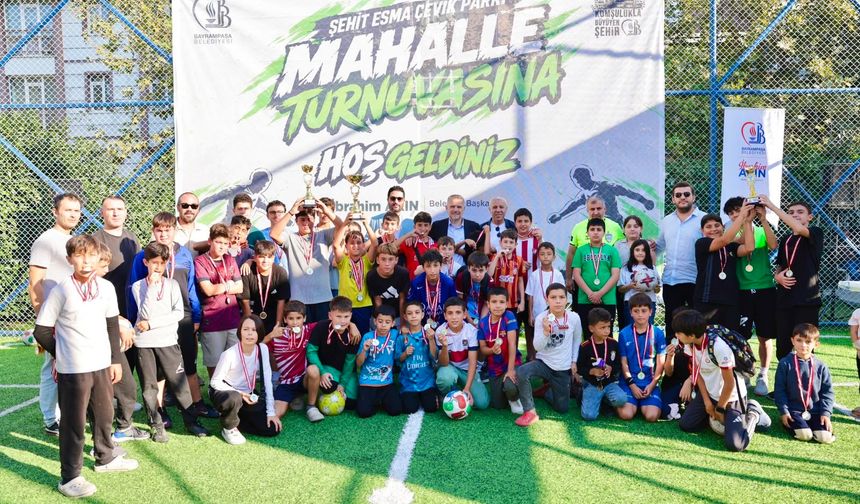 Bayrampaşa’da Şehit Esma Çevik Parkı yenilendi: Açılışta gençler sahaya çıktı