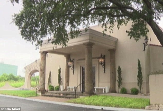 Polis, cenaze töreni sonlandıktan sonra cenaze evine tabutun 3 saat boyunca kimsenin bulunmadığı bir odada bekletildiğini, hırsızlığın bu süre içinde gerçekleştiğini açıkladı.